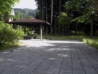 左奥にあるような休憩所です